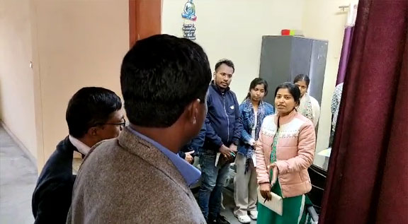 कर्मचारियों को आदेश देते रांची उपायुक्त, मंजुनाथ भंजत्री.