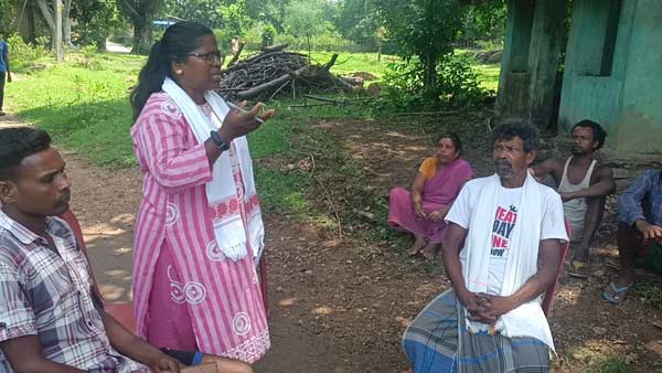 ग्रामीणों की समस्या से रुबरु होती, भाजपा की प्रदेश उपाध्यक्ष, आरती कुजूर.
