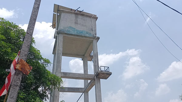 लंबे समय से बंद पड़ा जलमीनार, निर्माण के एक साल बाद ही दम तोड़ दिया.