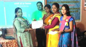 बेहतर कार्य करने वाली स्नेह के सदस्यों को सम्मानित करते ब्लॉक टीम ट्रेनर रंजू मिश्रा.