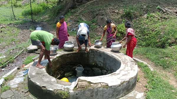 दाड़ी से पानी की निकासी करते ग्रामीण.